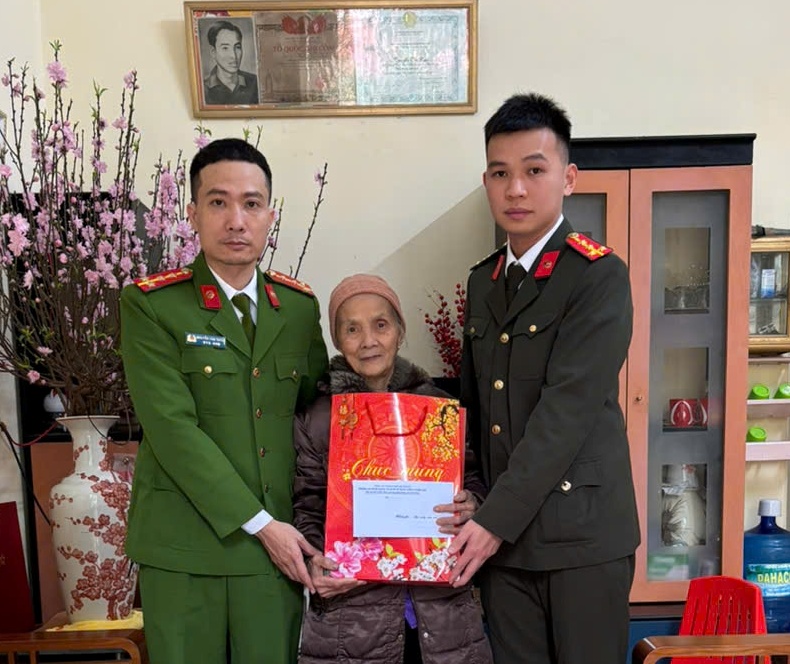 Phòng An ninh mạng và phòng chống tội phạm sử dụng công nghệ cao và Công an phường Hải Dương thăm hỏi, tặng quà thân nhân liệt sĩ nhân dịp Tết Nguyên đán